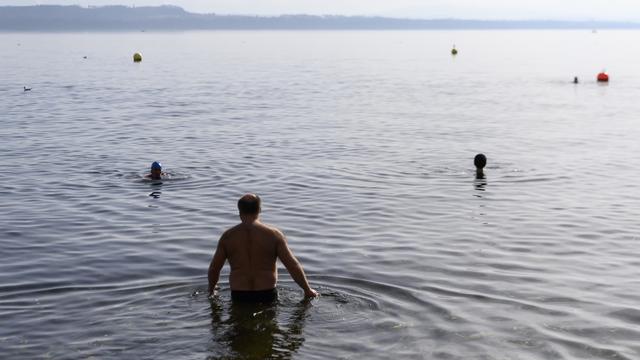 La baignade est à nouveau autorisée côté neuchâtelois du lac, mais la prudence reste de mise. [Keystone - Anthony Anex]