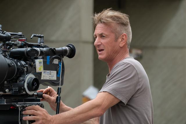 L'acteur et réalisateur américain Sean Penn sur le tournage de son film "Flag Day". [DR - Allen Fraser/Metro-Goldwyn-Mayer Pictures Inc]