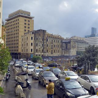 Jeudi 9 décembre: un "sit-in" de taxis devant le siège du gouvernement à Beyrouth, pour protester contre la hausse du prix des aliments et de l'essence au Liban, couplée à un dépréciation de la monnaie nationale. [AFP - Houssam Shbaro]