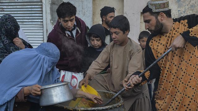 Distribution de repas à Hérat, en Afghanistan, en octobre 2021. [AFP - Hoshang Hashimi]