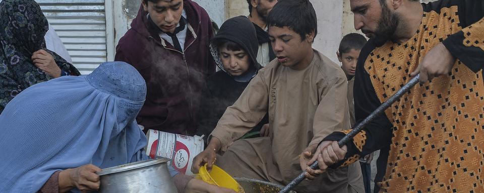 Distribution de repas à Hérat, en Afghanistan, en octobre 2021. [AFP - Hoshang Hashimi]