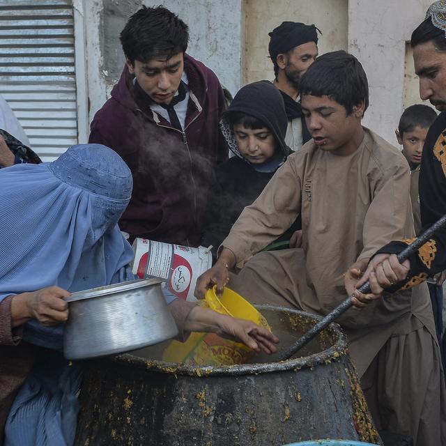 Distribution de repas à Hérat, en Afghanistan, en octobre 2021. [AFP - Hoshang Hashimi]