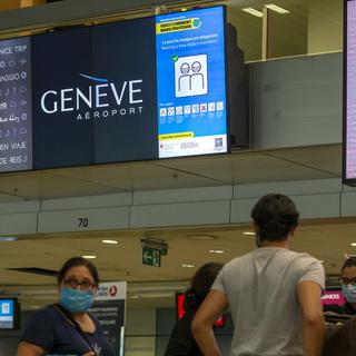Des passagers masqués dans l'aéroport de Genève en juillet 2021. [Keystone - Salvatore Di Nolfi]