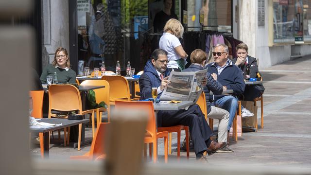 Des clients sur une terrasse à Lugano. [Keystone - Ti-Press/Pablo Gianinazzi]