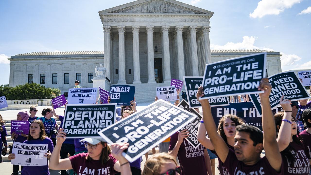 Manifestants des deux bords devant la Cour suprême à Washington, le 25 juin 2018. [EPA/Keystone - Jim Lo Scalzo]