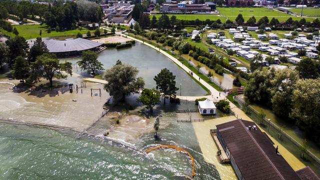 L'eau du lac monte autour de la Plage d'Yverdon lors de la montée de l'eau du lac de Neuchâtel suite aux fortes précipitations des derniers jours le samedi 17 juillet 2021. [Keystone - Leandre Duggan]