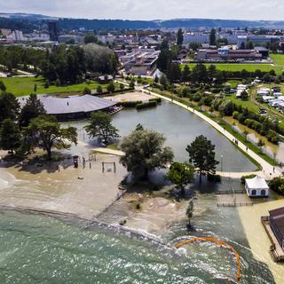 L'eau du lac monte autour de la Plage d'Yverdon lors de la montée de l'eau du lac de Neuchâtel suite aux fortes précipitations des derniers jours le samedi 17 juillet 2021. [Keystone - Leandre Duggan]