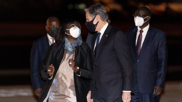 Le secrétaire d'Etat américain Antony Blinken accueilli à sa descente d'avion à Nairobi par la ministre kényane des affaires étrangères Raychelle Omamo. [Andrew Harnik]