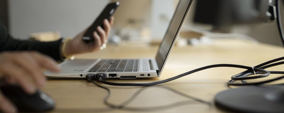 Une femme en télétravail. [Keystone - Christian Beutler]