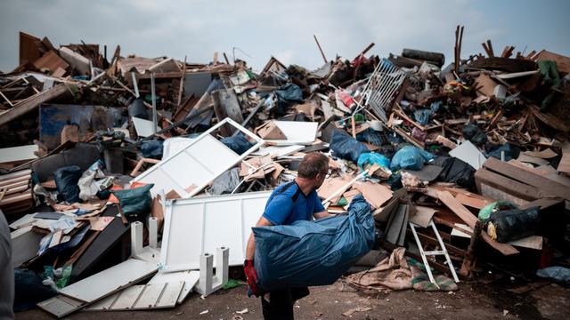 Le gouvernement d'Angela Merkel va débloquer mercredi une première aide d'urgence de plusieurs centaines de millions d'euros pour soulager les sinistrés des inondations meurtrières dans l'ouest de l'Allemagne, où la reconstruction s'annonce longue et coûteuse. [KEYSTONE - FABIAN STRAUCH]