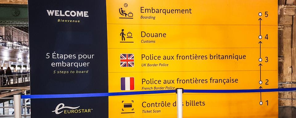 Un panneau d'information à la gare du Nord à Paris, pour les voyageurs transitant vers ou depuis le Royaume-Uni. [AFP - Amaury Cornu]