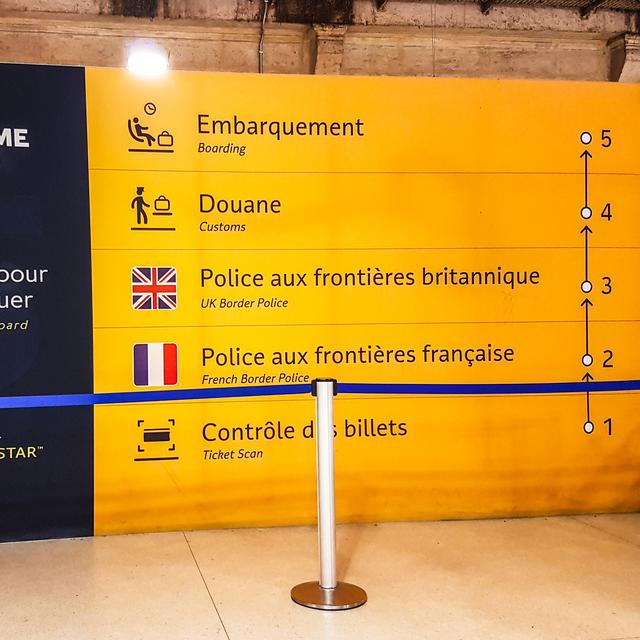 Un panneau d'information à la gare du Nord à Paris, pour les voyageurs transitant vers ou depuis le Royaume-Uni. [AFP - Amaury Cornu]