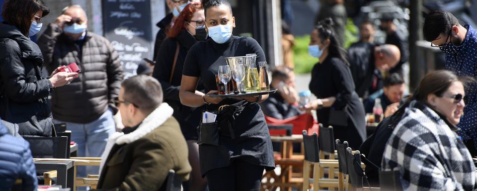 Une terrasse lausannoise le 19 avril, premier jour d'assouplissement des mesures anti-covid. [keystone - Laurent Gillieron]