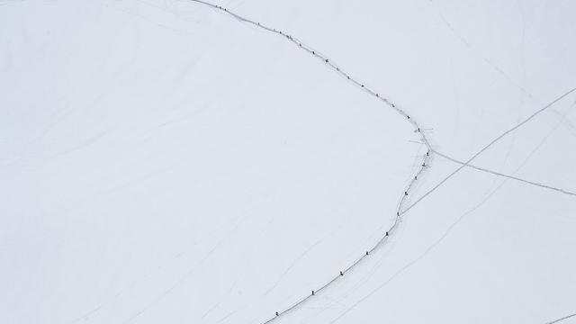 Une cordée géante composée de 200 personnes a relié l'Aiguille du midi à la Pointe Hellbroner. [AFP - Olivier Chassignole]