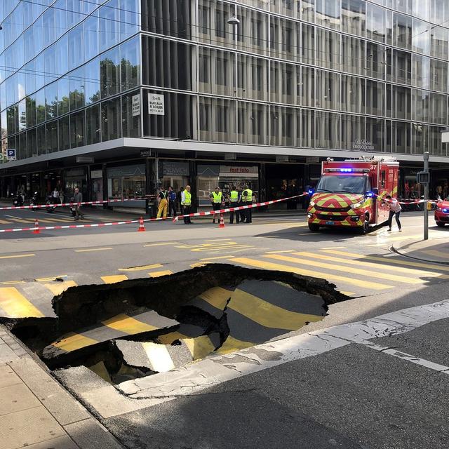 Un trou est subitement apparu sur la chaussée au centre de Genève. [RTS - Julien von Roten]