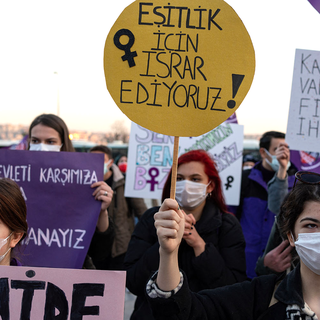 Manifestation contre les féminicides à Istanbul, 05.03.2021. [NurPhoto/AFP - Erhan Demirtas]