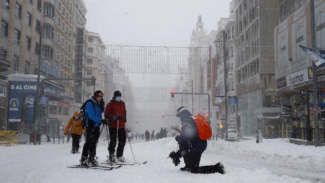 Des gens à ski au centre de Madrid, une image rare. [Keystone - EPA/Ballesteros]