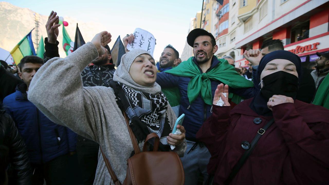 Les Algériens continuent d'exiger des changements politiques (ici à Hherrata, 16.02.2021). [EPA/Keystone]