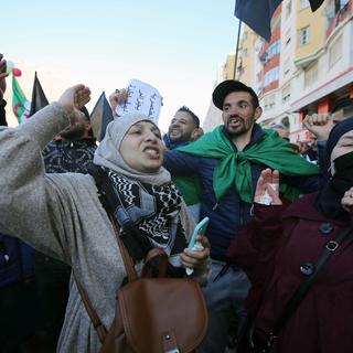Les Algériens continuent d'exiger des changements politiques (ici à Hherrata, 16.02.2021). [EPA/Keystone]