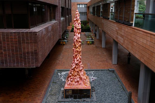 L'oeuvre réalisée par le sculpteur danois Jens Galschiot à la mémoire des victimes de Tiananmen a été déboulonnée à l'université de Hong Kong. [Tyrone Siu]