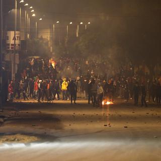 De violentes manifestations ont lieu dans différentes villes en Tunisie. [Keystone - Hassene Dridi]