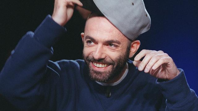 L'écrivain Guillaume Dustan plaisante sur le plateau de l'émission littéraire "Campus" sur France 2, le 07 mars 2002 à Paris.
SYLVAIN ESTIBAL
AFP [SYLVAIN ESTIBAL]