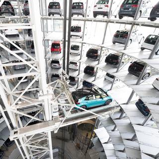 La marque VW du groupe allemand Volkswagen veut cesser de vendre des voitures à moteur à combustion en Europe entre 2033 et 2035 pour passer aux véhicules électriques, se laissant plus de temps sur d'autres marchés, notamment la Chine, a annoncé l'un de ses responsables. [KEYSTONE - SEBASTIAN KAHNERT]