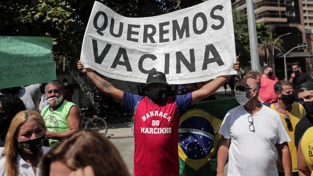 Manifestants réclamant une accélération des vaccinations à Rio de Janeiro, 26.03.2021. [EPA/Keystone - Antonio Lacerda]