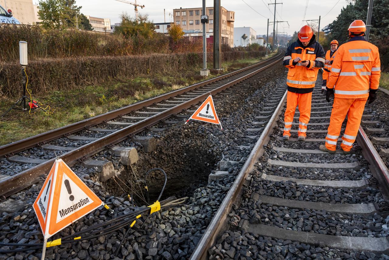 Une vue du trou à Tolochenaz sur la ligne CFF Lausannee-Genève, le mercredi 10 novembre 2021. [Keystone - Jean-Christophe Bott]