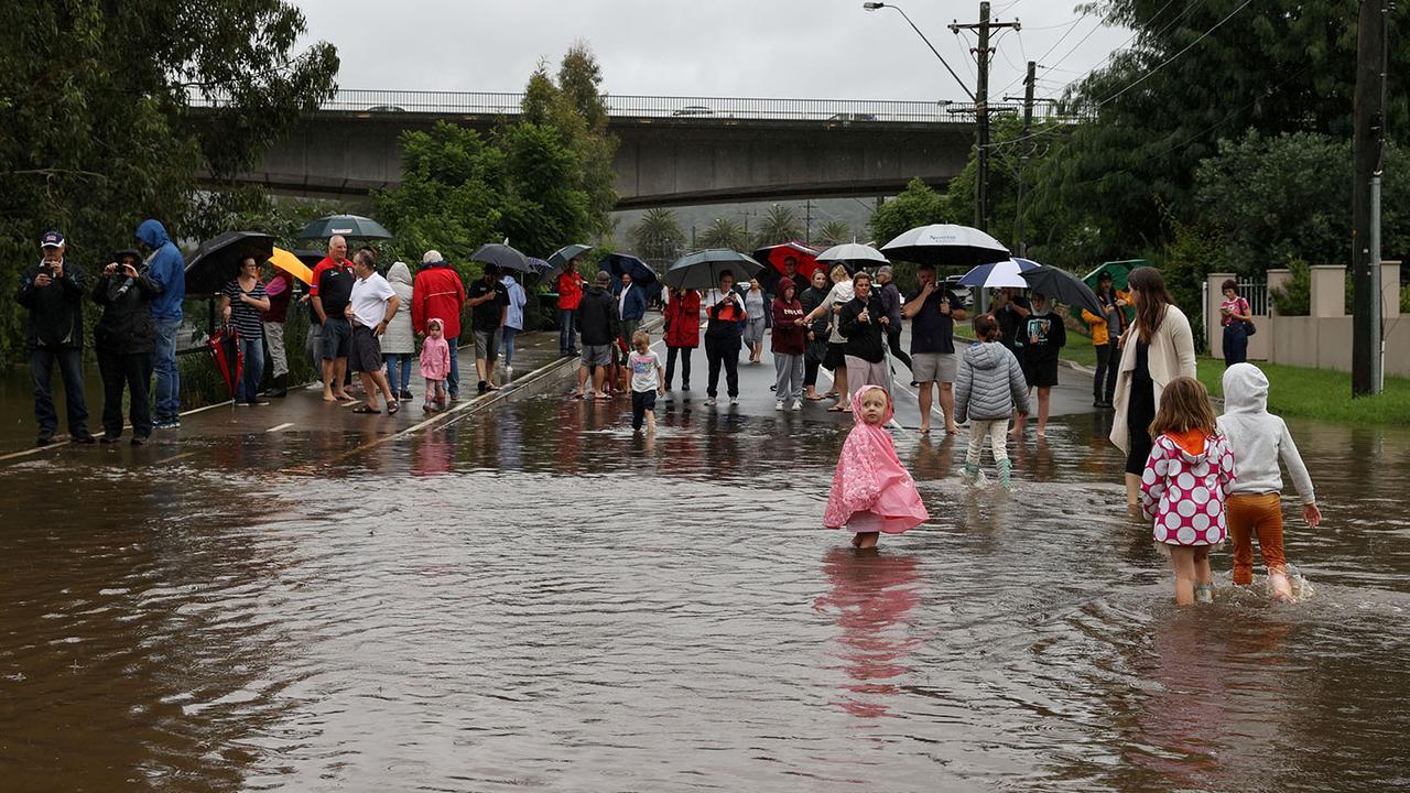 Habitants d'un quartier résidentiel de Sydney face à la montée des eaux, 21.03.2021. [Reuters - Loren Elliott]