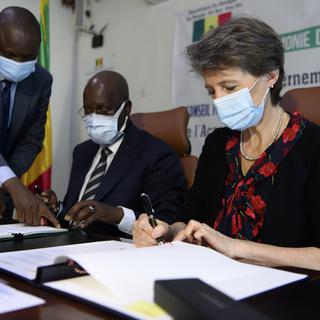 Simonetta Sommaruga signe l'accord à Dakar, 06.07.2021. [Keystone - Anthony Anex]