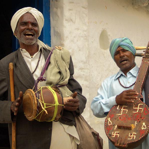 Musiciens de village à Hyderabad (Inde) chantant et jouant d'un tambour et d'un instrument à cordes. [flickr - Sukanto Debnath]