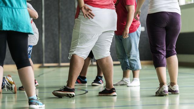 Des participants à un camp de sport pour enfants en surpoids dans le canton de Berne. [Keystone - Christian Beutler]