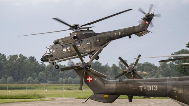 Les Super Puma de l'armée suisse arrivent en fin de vie. [Keystone - Urs Flüeler]