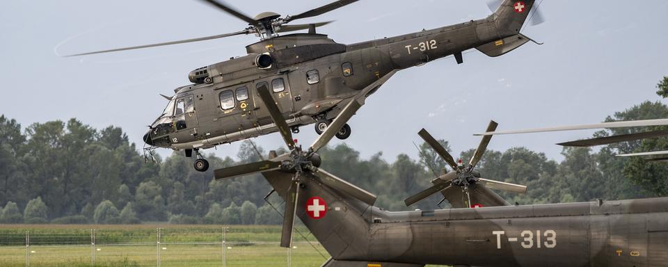 Les Super Puma de l'armée suisse arrivent en fin de vie. [Keystone - Urs Flüeler]