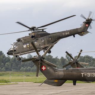 Les Super Puma de l'armée suisse arrivent en fin de vie. [Keystone - Urs Flüeler]