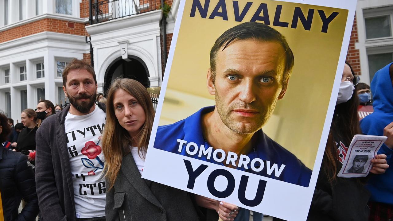 L'opposant russe Alexeï Navalny poursuit sa lutte malgré la liquidation de ses organisations. [EPA - FACUNDO ARRIZABALAGA]