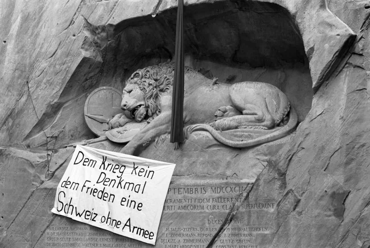 Le 1er août 1989, le Groupe pour une Suisse sans armée s’opposait à un mémorial pour la guerre. [Str - Keystone]