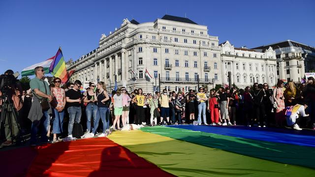 Une manifestation des sympathisants LGBT+ à Budapest face aux durcissements décidés par les autorités. [Keystone - EPA/Szilard Koszticsak]