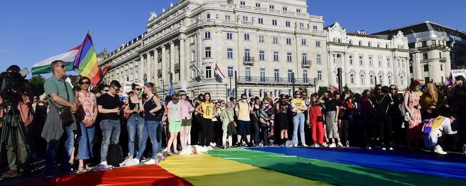 Une manifestation des sympathisants LGBT+ à Budapest face aux durcissements décidés par les autorités. [Keystone - EPA/Szilard Koszticsak]