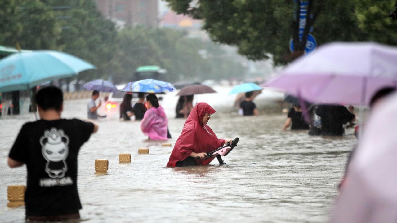 Métro englouti, quartiers submergés: 33 personnes ont été tuées par les intempéries qui ont frappé le centre de la Chine, notamment la ville de Zhengzhou où les avenues inondées et les carcasses de voitures empilées témoignaient mercredi de la violence du déluge. [KEYSTONE - FEATURECHINA]
