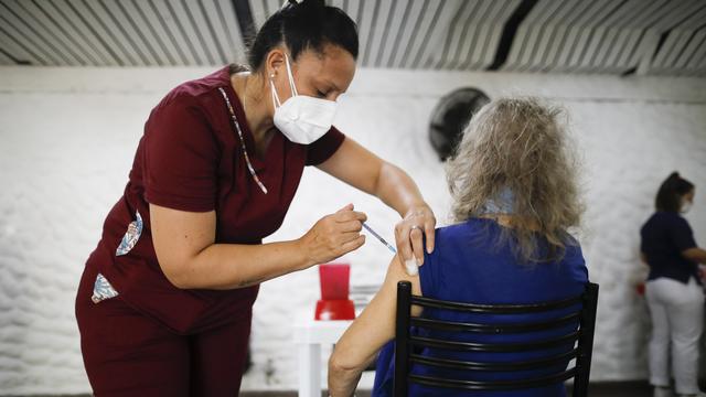 Une femme reçoit une dose du vaccin anti-Covid-19 le 23 avril 2021 en Argentine. [AP/Keystone - Natacha Pisarenko]