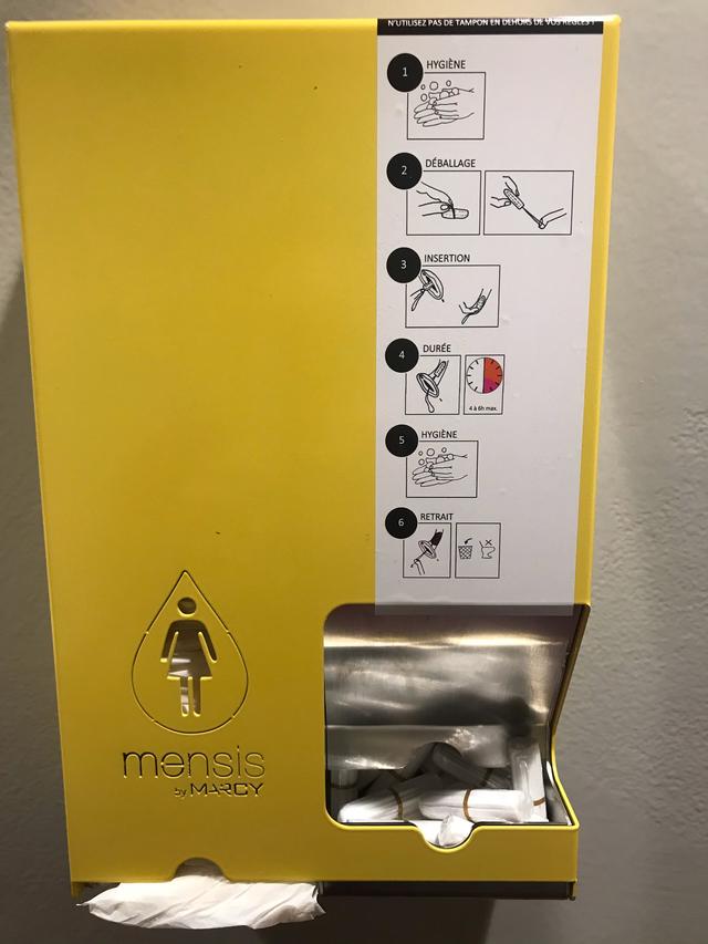 Un distributeurs de protections hygiéniques installé dans le Gymnase de Renens. [RTS - Julie Liardet]