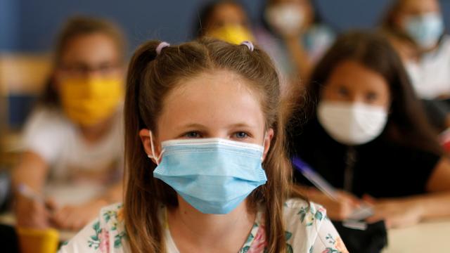 Des enfants portant un masque dans une école primaire en France. [Reuters - Eric Gaillard]