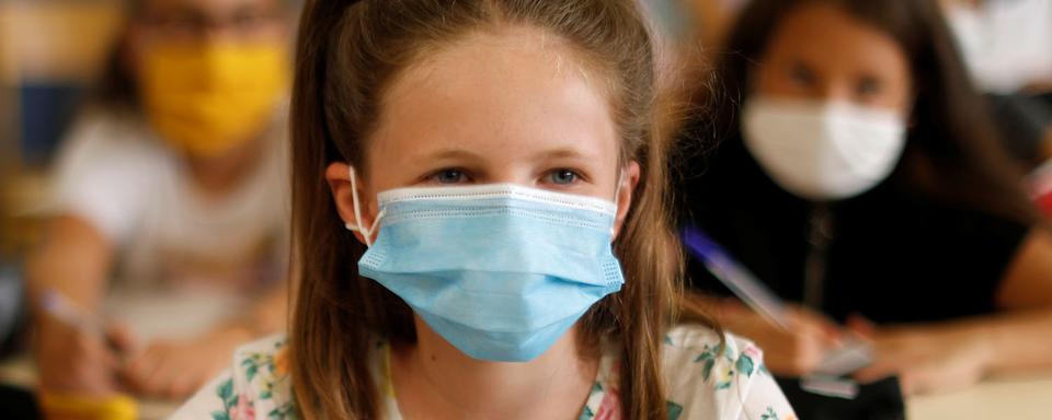 Des enfants portant un masque dans une école primaire en France. [Reuters - Eric Gaillard]