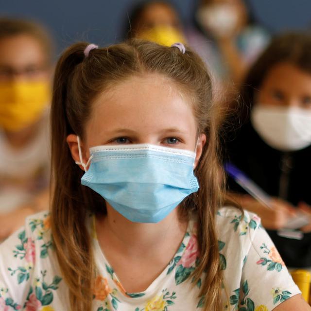 Des enfants portant un masque dans une école primaire en France. [Reuters - Eric Gaillard]