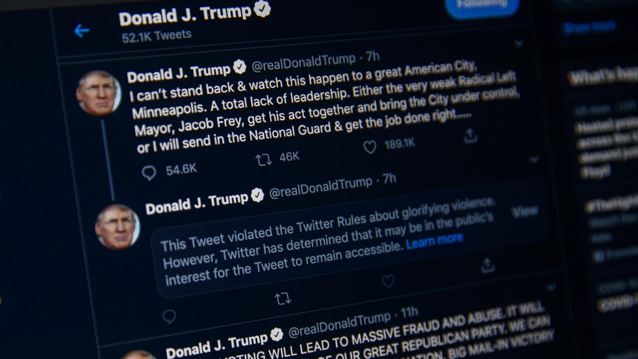 Donald Trump demande à la justice de rouvrir son compte Twitter. [Keystone/EPA - Shawn Thew]