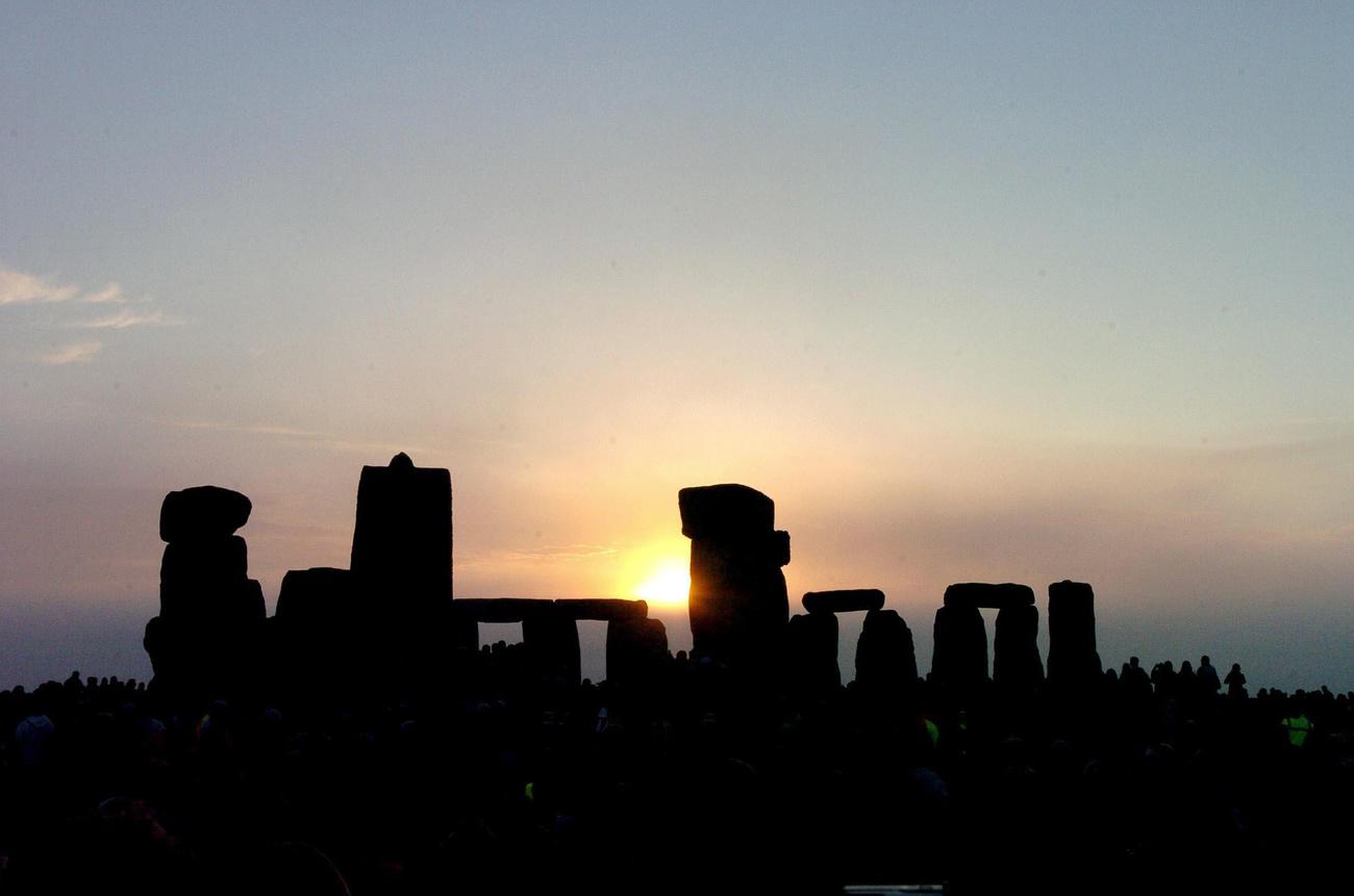 Le site de Stonehenge, le jour du solstice d'été, photographié ici le 21 juin 2004. [AP/Keystone - Tim Ockenden]