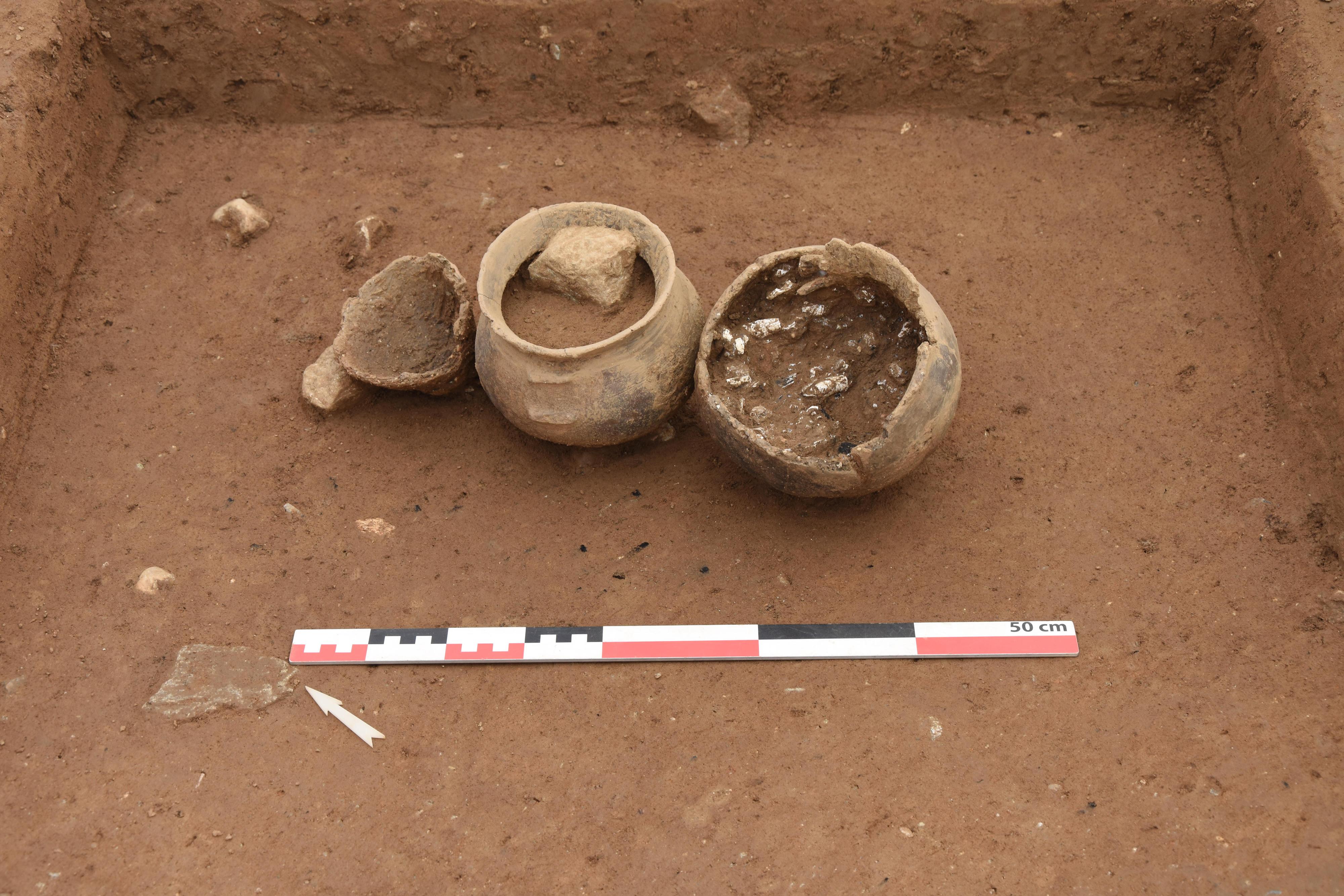 Ossuaire (à droite) et vases d’accompagnement de la tombe ST59, à Denges (VD). [Archeodunum SA - L.Nicod]