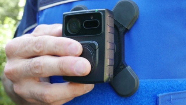 Plusieurs polices ont testé ou utilisent déjà des bodycams, des caméras corporelles. [DR - Police Lausanne]